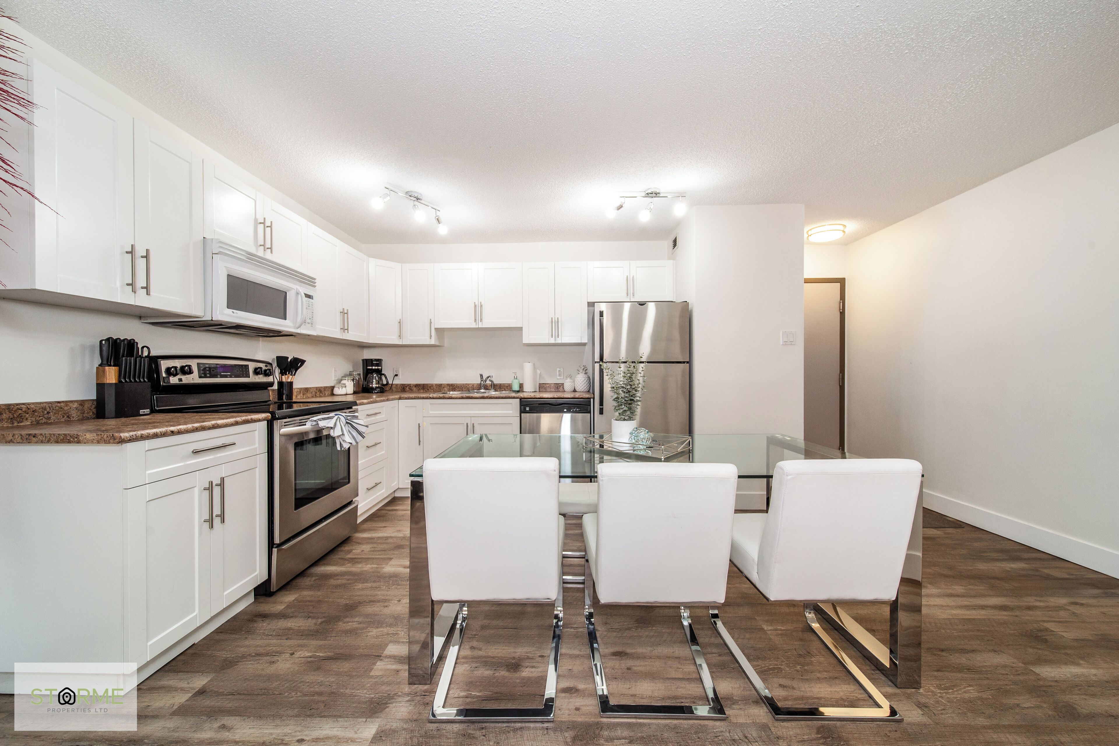 Fridge, oven, stovetop, coffee/tea maker