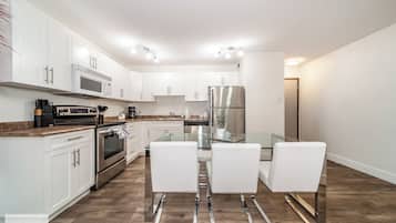 Fridge, oven, stovetop, coffee/tea maker