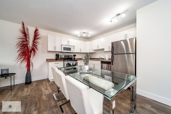 Fridge, oven, stovetop, coffee/tea maker