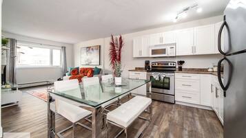 Fridge, oven, stovetop, coffee/tea maker