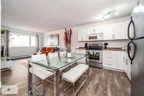 Fridge, oven, stovetop, coffee/tea maker - DT River Valley Condo | King Bed | Wifi | (Edmonton)
