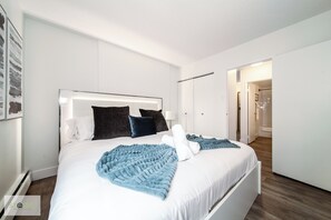 1 bedroom, iron/ironing board, WiFi, bed sheets - DT River Valley Condo | King Bed | Wifi | (Edmonton)