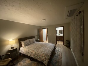2 bedrooms, in-room safe, desk, iron/ironing board
