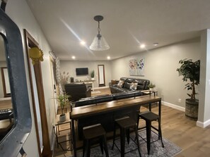 Smart-TV, Kamin, Bücher, Musikbibliothek