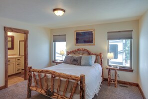 5 bedrooms, desk, iron/ironing board, free Internet