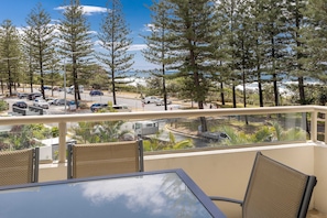 Outdoor dining - Ambassador Beachfront Burleigh Heads (Gold Coast)