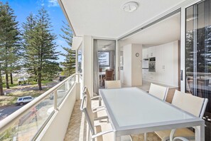 Outdoor dining - Ambassador Beachfront Burleigh Heads (Gold Coast)