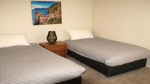 2 Schlafzimmer, Bügeleisen/Bügelbrett, Bettwäsche
