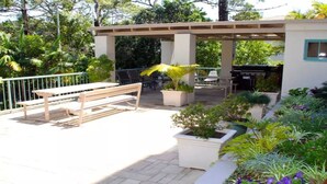 Outdoor dining - Burleigh Terraces 30, Located in heart of Burleigh (Gold Coast)