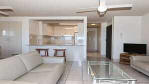 Smart TV - Camden House - Hedges Avenue Ocean View (Mermaid Beach)
