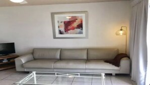 Smart TV - Camden House - Hedges Avenue Ocean View (Mermaid Beach)