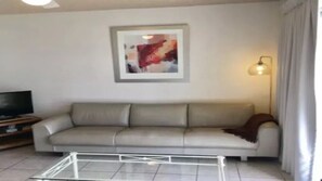 Smart TV - Camden House - Hedges Avenue Ocean View (Mermaid Beach)