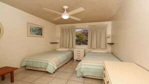 2 bedrooms, iron/ironing board, bed sheets - Camden House - Hedges Avenue Ocean View (Mermaid Beach)