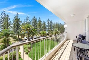 Outdoor dining - Great family apartment (Gold Coast)
