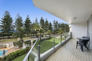 Outdoor dining - Great family apartment (Gold Coast)