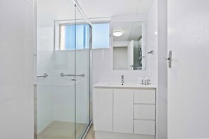 Shower, hair dryer - Goodwin Towers 10, Burleigh Heads. (Gold Coast)