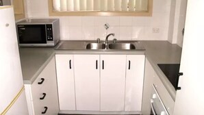 Private kitchen - Palm Gables - Comfy little unit in Palm Beach (Gold Coast)