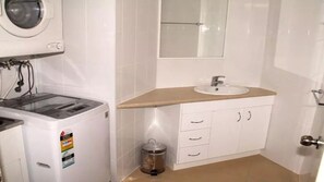 Shower - Palm Gables - Comfy little unit in Palm Beach (Gold Coast)