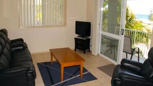Living area - Palm Gables - Comfy little unit in Palm Beach (Gold Coast)