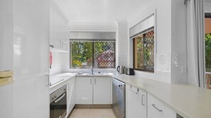 Fridge, microwave, oven, stovetop - Mermaid / Nobby Beach Walk to Beach & Restaurants (Gold Coast)