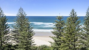 On the beach - 2 Bedroom Apartment on the Burleigh Esplanade! (Gold Coast)