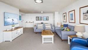 Smart TV - 2 Bedroom Apartment on the Burleigh Esplanade! (Gold Coast)