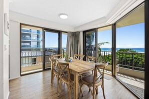 Dining - Surfside 8 - Walk out onto Beautiful Beaches (Gold Coast)