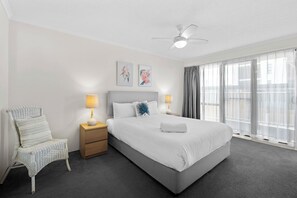 3 bedrooms, iron/ironing board, free WiFi, bed sheets - Surfside 8 - Walk out onto Beautiful Beaches (Gold Coast)
