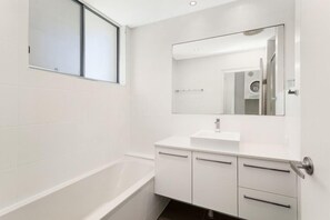 Combined shower/bathtub, towels
