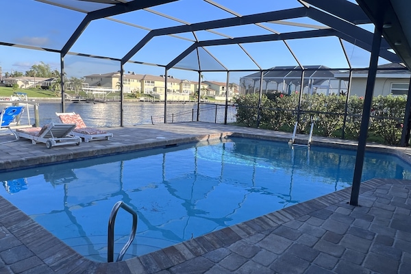 Utendørsbasseng og et oppvarmet basseng