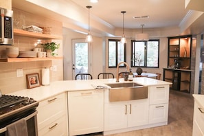 Fridge, microwave, oven, stovetop - Stunning Mid-Century 5-Bed Home with Pool/Hot Tub (Bakersfield)