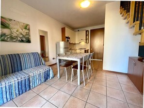 Departamento, 2 habitaciones, balcón, vista a la alberca | Interior