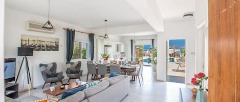 Villa, 4 Bedrooms, Private Pool, Garden View | Interior