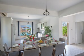 Vila, 4 quartos, piscina particular, vista para o jardim | Opções para refeição
