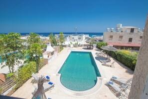 Vila, 4 quartos, piscina particular, vista para o jardim | Piscina | Piscina externa