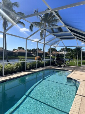 Una piscina al aire libre, una piscina climatizada