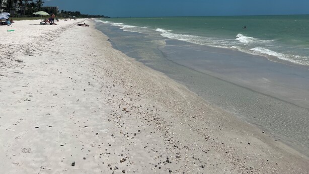 A beach with white sand, clear blue sky, and ocean waves. - Exclusive Lely Resort House -Private Pool -Sleeps 6 (Naples)