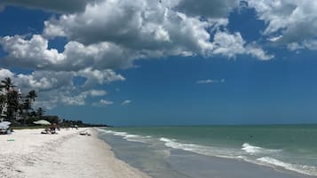 Playa en los alrededores, camastros y toallas de playa