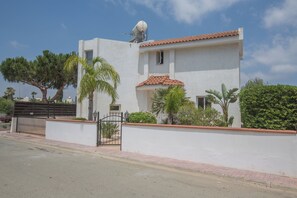 Vila, 3 quartos, piscina particular, vista para o jardim | Fachada