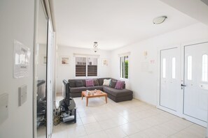 Villa, 3 Bedrooms, Private Pool, Garden View | Living area