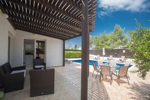 Vila, 3 quartos, piscina particular, vista para o jardim | Opções para refeição ao ar livre