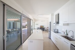 Villa, 3 Bedrooms, Private Pool, Garden View | Private kitchen