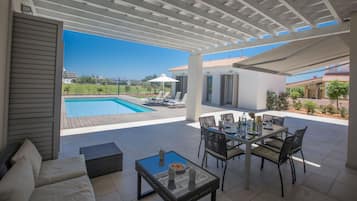 Una piscina al aire libre