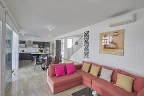 Villa, 3 Bedrooms, Private Pool, Garden View | Dining
