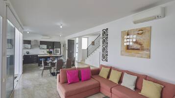 Villa, 3 Bedrooms, Private Pool, Garden View | Dining