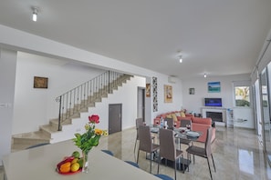 Villa, 3 Bedrooms, Private Pool, Garden View | Dining room