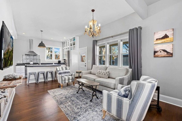 Smart-TV, bøker, filmbibliotek og stereoanlegg