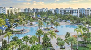 Una piscina al aire libre, una piscina climatizada