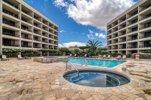 Una piscina al aire libre, una piscina climatizada