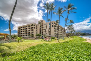 Exterior - Luxury, oceanfront condo. Newly renovated; best location! Sunset views! #404 (Kihei)